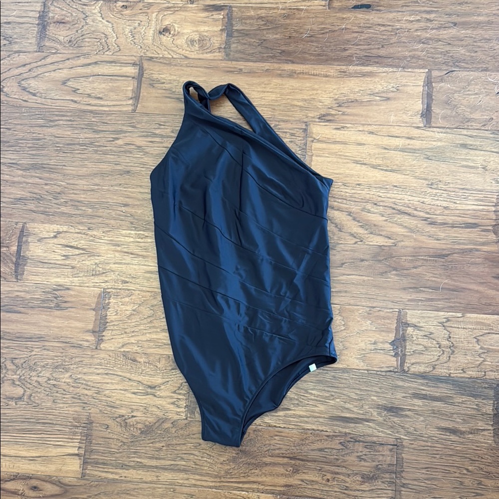 Black One-Shoulder Swimsuit